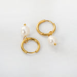 Kullatut minimalistiset helmikorvakorut