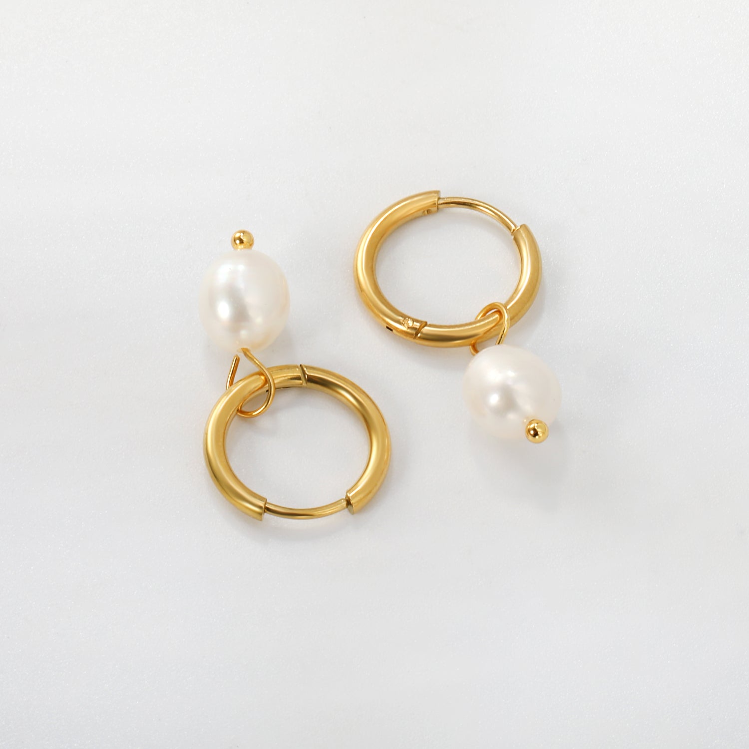 Kullatut minimalistiset helmikorvakorut