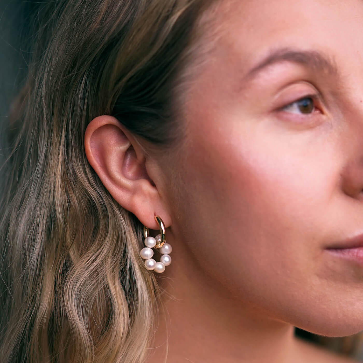 Kullatut hoop korvakorut makenvedenhelmillä