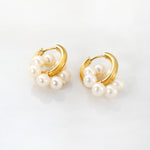 Tuotekuva kullatuista helmikorvakoruista valkoista taustaa vasten