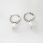 Hopeiset helmikorvakorut jossa makeanvedenhelmet