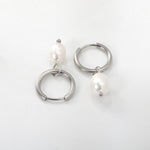 Hopeiset helmikorvakorut jossa yksi helmi