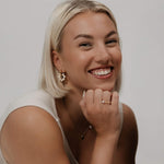 Aqua circle korvakorut nuoren iloisen naisen päällä