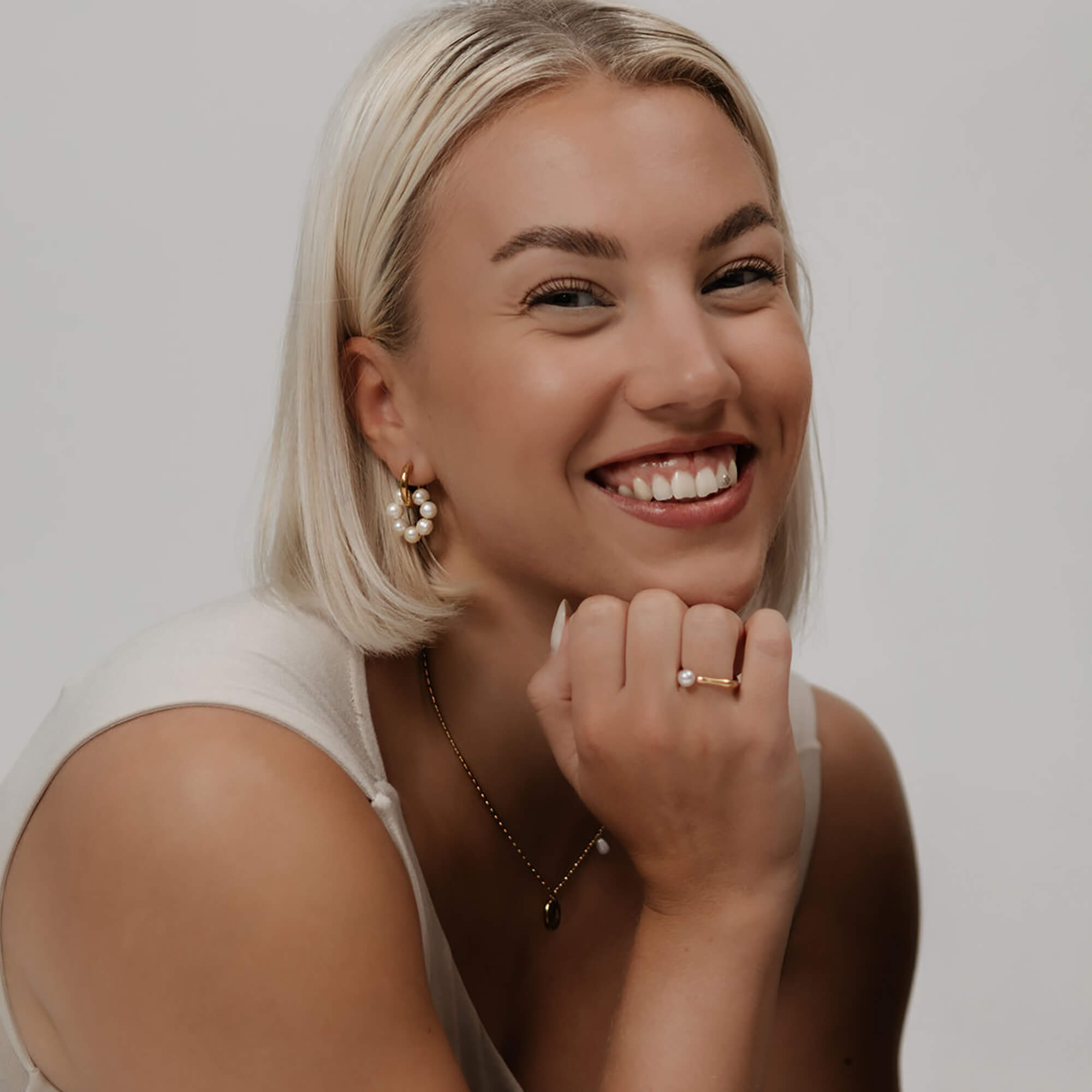 Aqua circle korvakorut nuoren iloisen naisen päällä