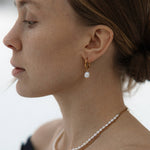 Helmikorvakorut naisen päällä