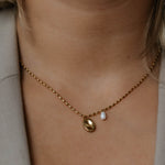 Lähikuva kullatusta helmikaulakorusta