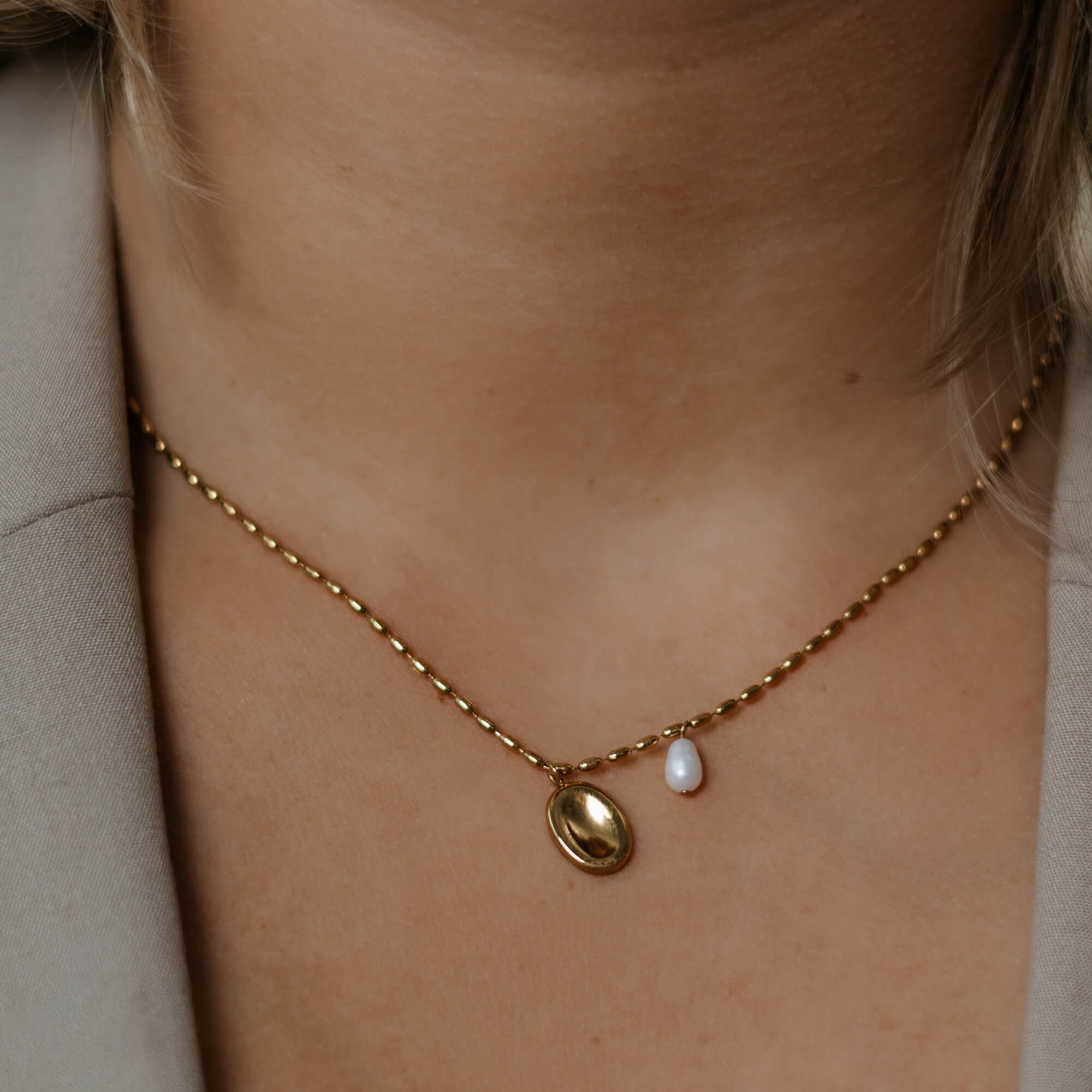 Lähikuva kullatusta helmikaulakorusta