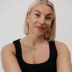 Madowwn kullattu helmikaulakoru nuoren naisen päällä