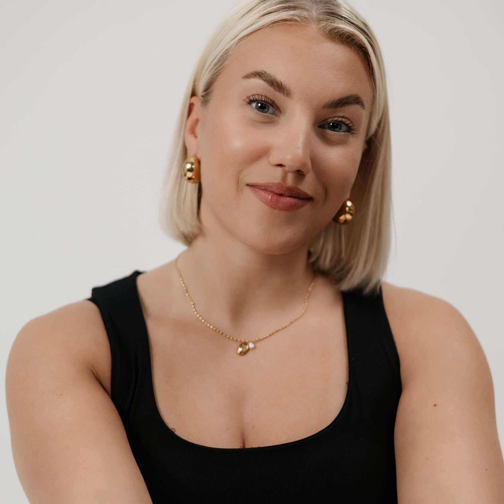 Madowwn kullattu helmikaulakoru nuoren naisen päällä