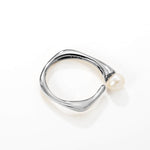 Hopeinen helmisormus, joka on vedenkestävä ja valmistettu ruostumattomasta teräksestä.