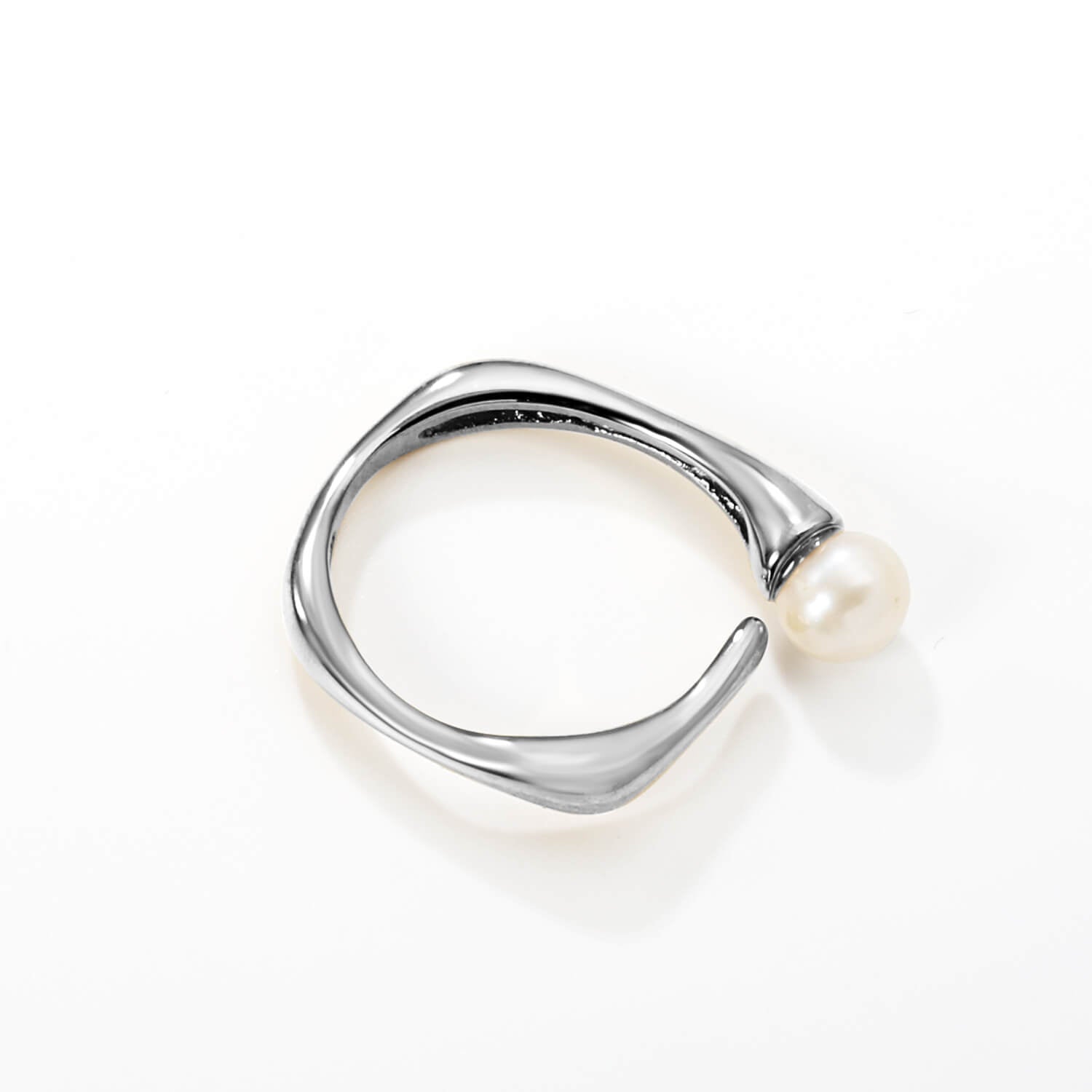 Hopeinen helmisormus, joka on vedenkestävä ja valmistettu ruostumattomasta teräksestä.