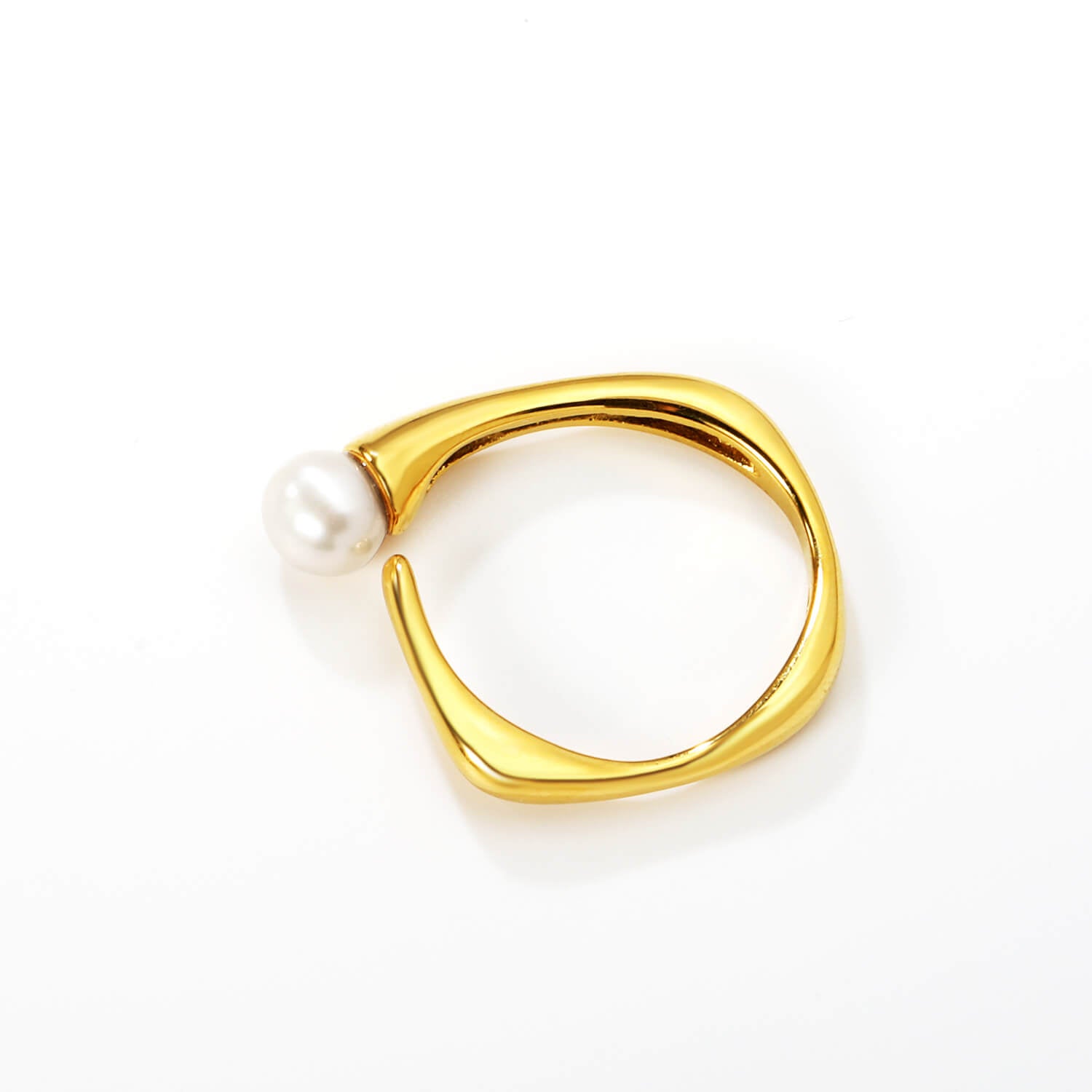 Kultainen säädettävä helmisormus valkoisella taustalla.