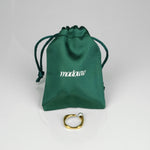 Kullattu säädettävä sormus madoww brändiltä satiinipussin edessä