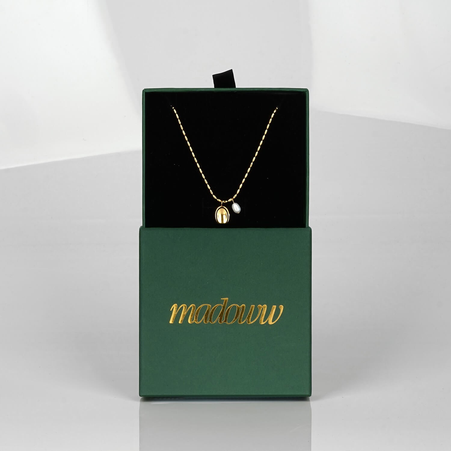 Kullattu makeanvedenhelmikaulakoru Madowwlta vihreässä korurasiassa