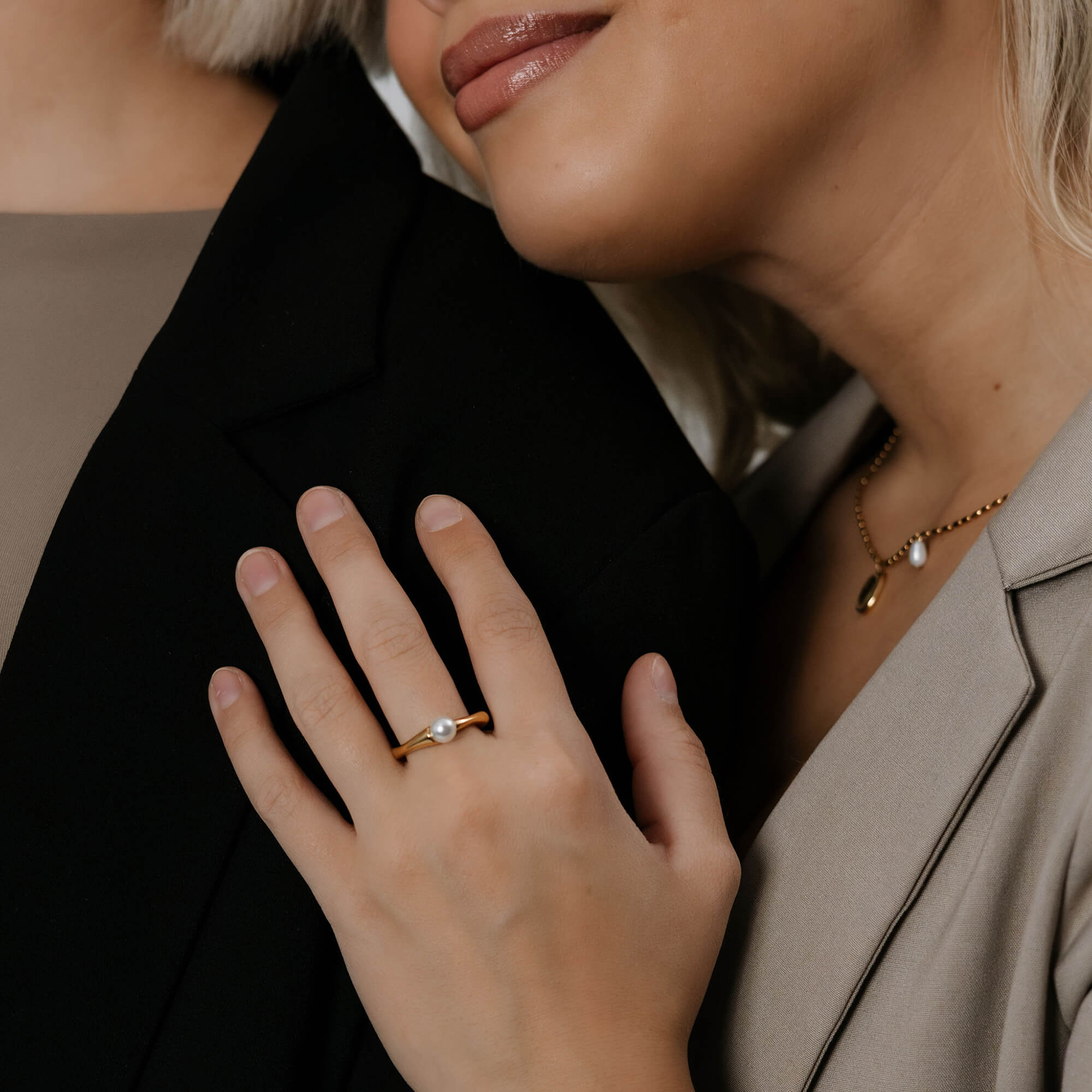 Kullattu säädettävä helmisormus naisen kädessä