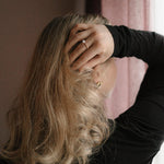 Madoww brändin Aqua helmisormus naisen sormessa