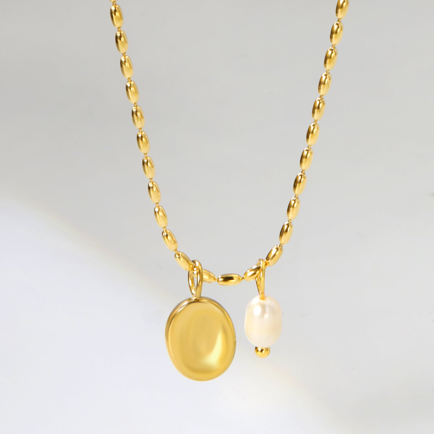 Kullattu kaulakoru makeanvedenhelmellä Madoww brändiltä