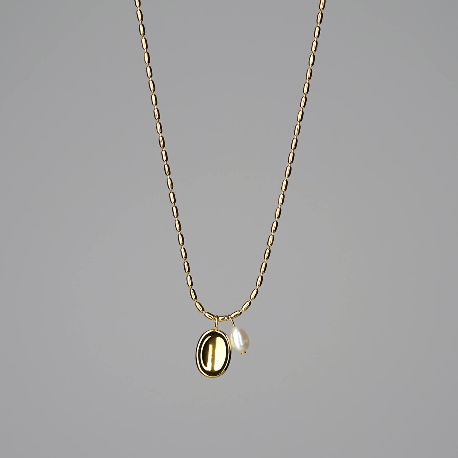 Tuotekuva kullatusta kaulakorusta, jossa yksittäinen helmi