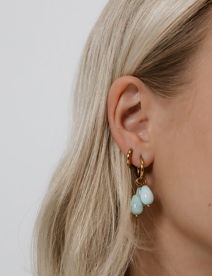 Kullatut korvakorut jossa koristeena luonnonkiviä