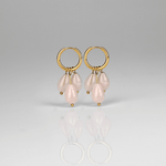 Madowwn Cascade Blossom kullatusta ruostumattomasta teräksestä valmistetut korvakorut roikkuvilla vaaleanpunaisilla luonnonkivillä valkoista taustaa vasten