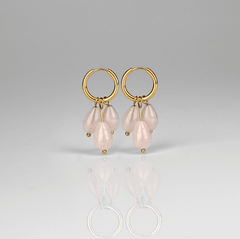 Madowwn Cascade Blossom kullatusta ruostumattomasta teräksestä valmistetut korvakorut roikkuvilla vaaleanpunaisilla luonnonkivillä valkoista taustaa vasten