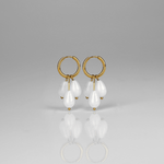 Madowwn Cascade Frost kullatusta ruostumattomasta teräksestä valmistetut korvakorut roikkuvilla valkoisen läpikuultavilla luonnonkivillä valkoista taustaa vasten