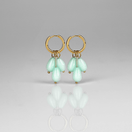 Madowwn Cascade Mist kullatusta ruostumattomasta teräksestä valmistetut korvakorut roikkuvilla sinertävillä luonnonkivillä valkoista taustaa vasten