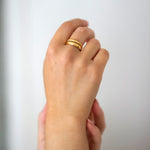 kullattu hypoallerginen sormus naisen sormessa, joka on vedenkestävä