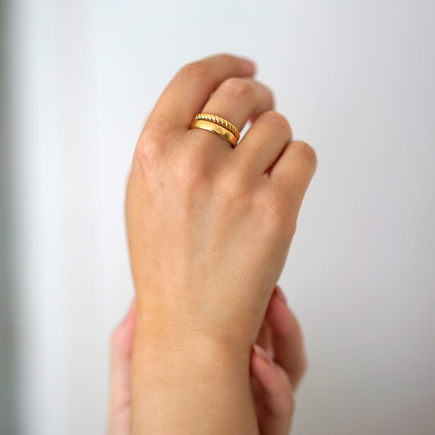 kullattu hypoallerginen sormus naisen sormessa, joka on vedenkestävä