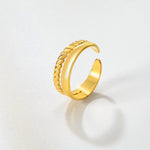 Kullattu naisten säädettävä Canyon sormus Madoww brändiltä valkoisella taustalla