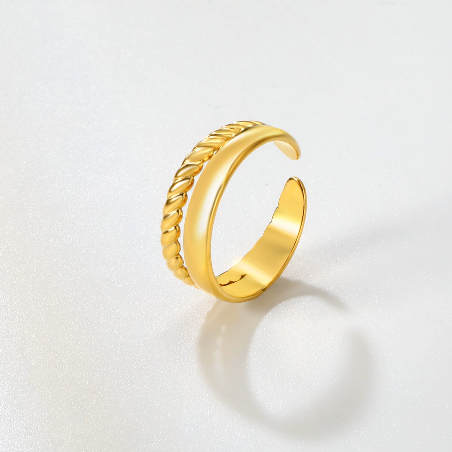 Kullattu naisten säädettävä Canyon sormus Madoww brändiltä valkoisella taustalla