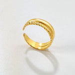 PVD kullattu naisten säädettävä Canyon sormus Madoww brändiltä valkoisella taustalla