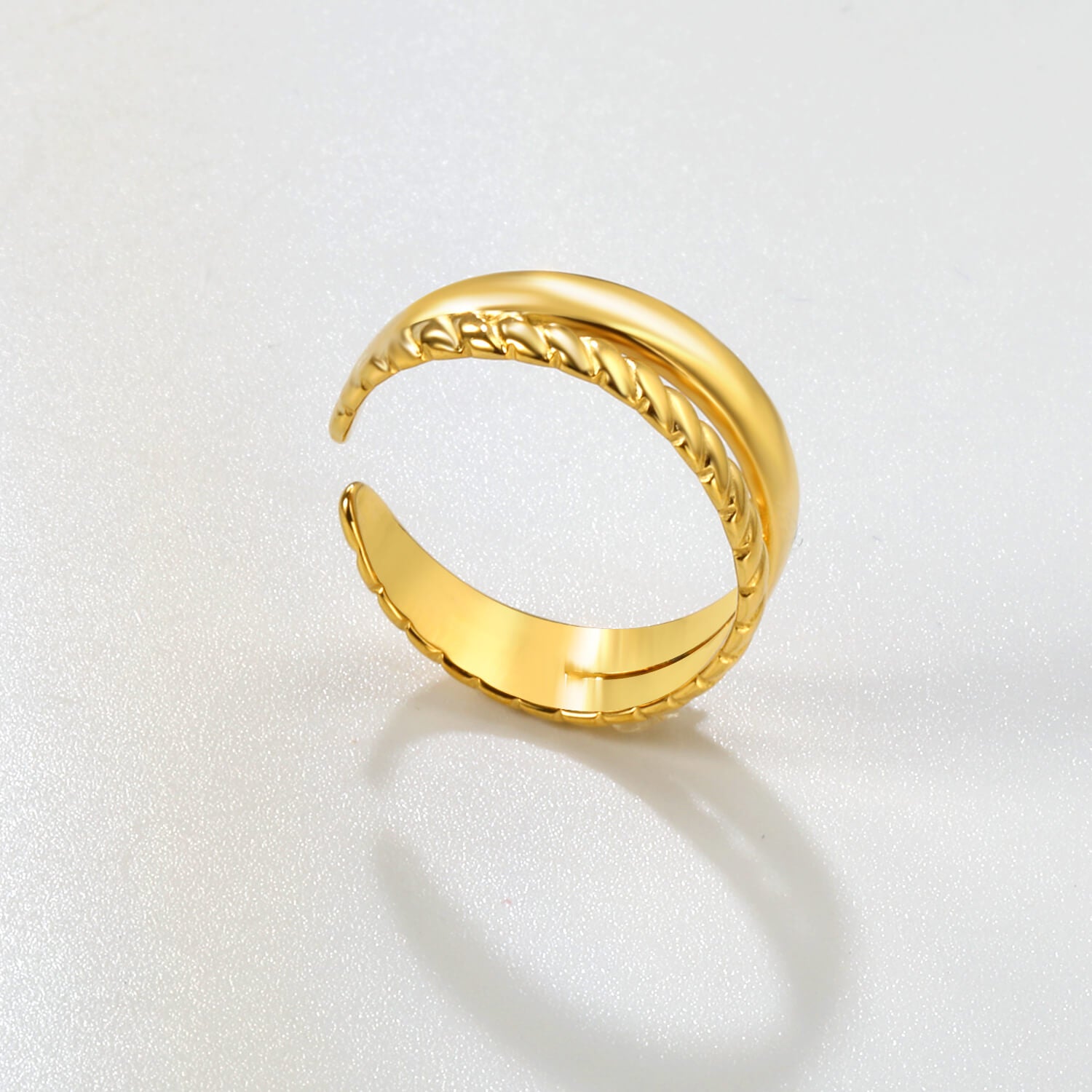 PVD kullattu naisten säädettävä Canyon sormus Madoww brändiltä valkoisella taustalla