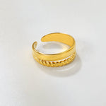 Kullattu naisten säädettävä Canyon sormus Madoww brändiltä valkoisella taustalla kyljellään