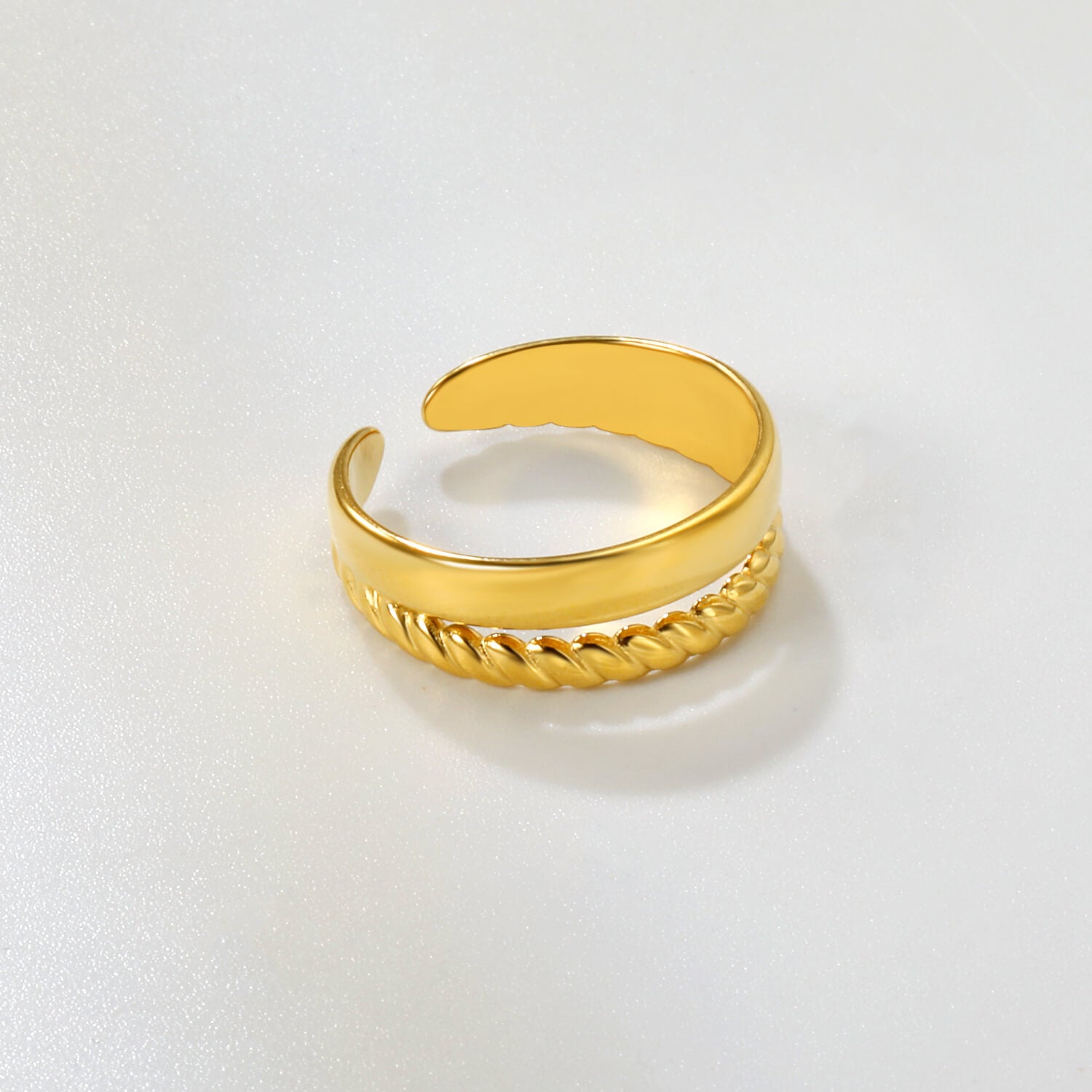 Kullattu naisten säädettävä Canyon sormus Madoww brändiltä valkoisella taustalla kyljellään