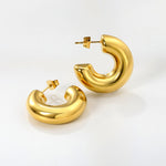 Vedenkestävät kullatut hypoallergiset chunky korvakorut valkoisella taustalla