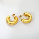 18k kullatut teräs korvakorut valkoisella taustalla