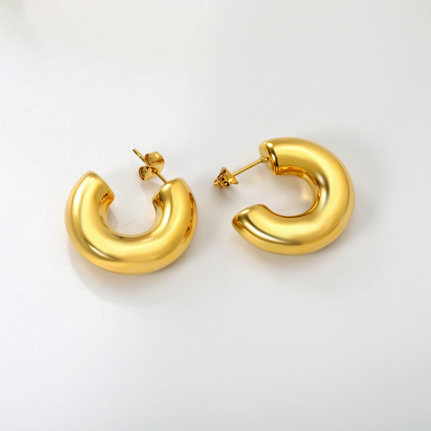 18k kullatut teräs korvakorut valkoisella taustalla