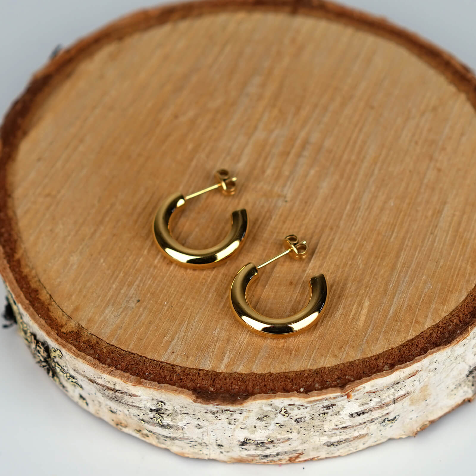 Hoop ympyränmalliset Vedenkestävät kullatut korvakorut koivu alustalla madoww brändiltä