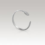 Madoww brändin Cobra vedenkestävä ruostumattomasta teräksestä valmistettu hopean värinen sormus. Sormuksessa on kobran pää.