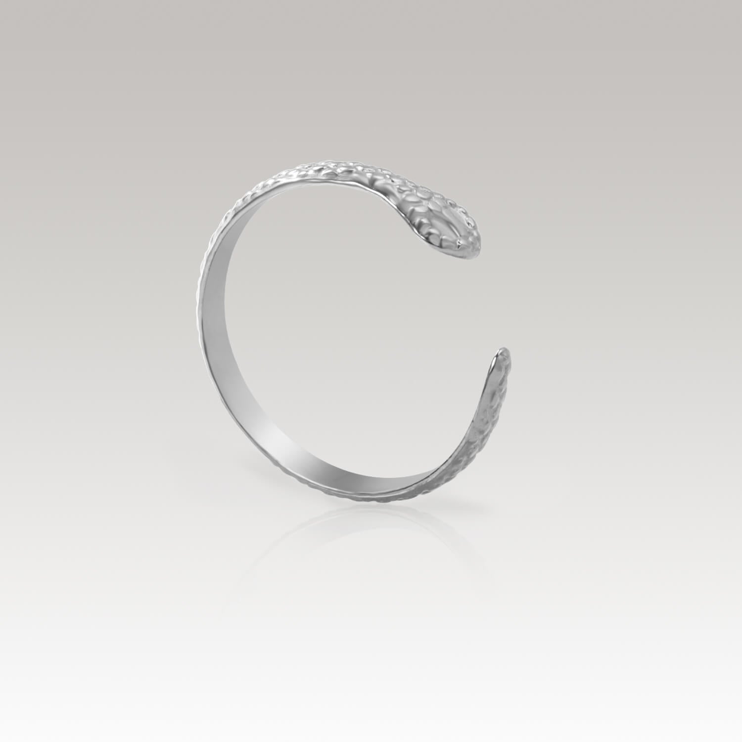 Madoww brändin Cobra vedenkestävä ruostumattomasta teräksestä valmistettu hopean värinen sormus. Sormuksessa on kobran pää.