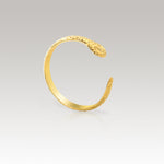 Madoww brändin Cobra vedenkestävä pvd-tekniikalla 18k kullattu sormus. Sormuksessa on kobran pää.