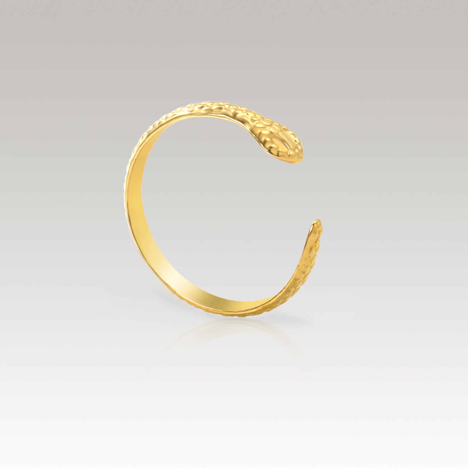 Madoww brändin Cobra vedenkestävä pvd-tekniikalla 18k kullattu sormus. Sormuksessa on kobran pää.