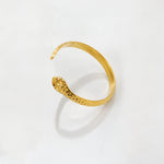 Madoww brändin Cobra vedenkestävä pvd-tekniikalla 18k kullattu sormus. Sormuksessa on kobran pää ja se on valkoista taustaa vasten.