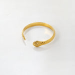 Madoww brändin Cobra vedenkestävä pvd-tekniikalla 18k kullattu sormus. Sormuksessa on kobran pää ja se on lappeellaan valkoista taustaa vasten.