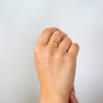 kullattu säädettävä käärme sormus naisen sormessa