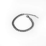 Teräs cuban chain rannekoru valkoisella taustalla