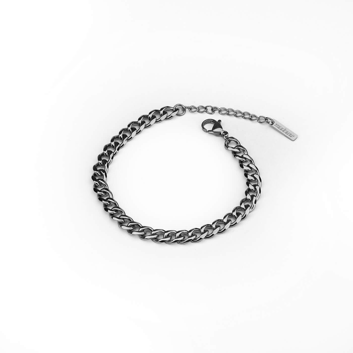 Teräs cuban chain rannekoru valkoisella taustalla