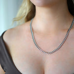 Hopean värinen kaulakoru nuoren naisen kaulassa cuban chain