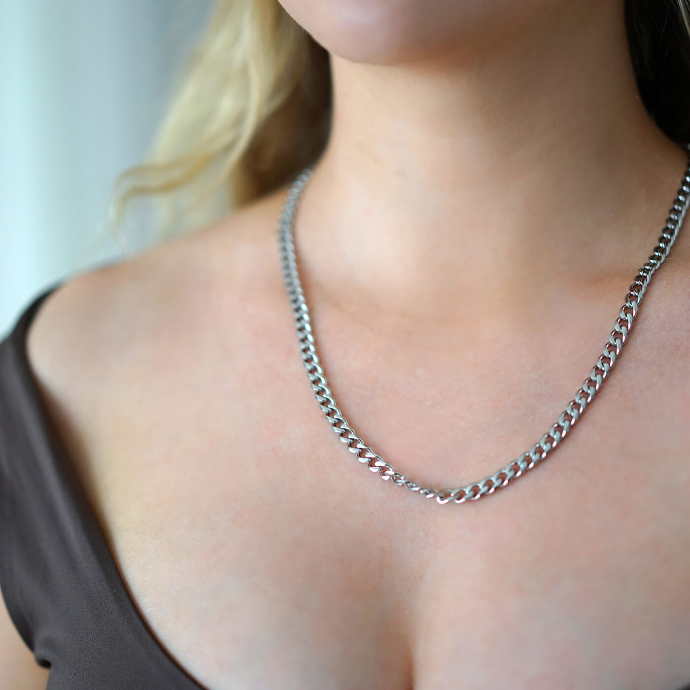 Hopean värinen kaulakoru nuoren naisen kaulassa cuban chain